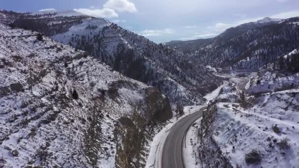 Montagnes enneigées et route en hiver. Utah, États-Unis. Vue Aérienne — Video