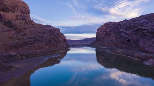 Colorado River en Red Sandstone Mountains op Zonnige Dag. Utah, USA. Luchtzicht — Stockvideo