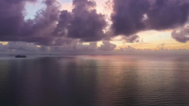 Zee en wolken bij zonsopgang. Luchtzicht — Stockvideo