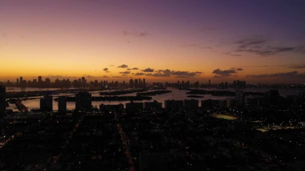 Miami Skyline bei Sonnenuntergang. Luftaufnahme, USA — Stockvideo