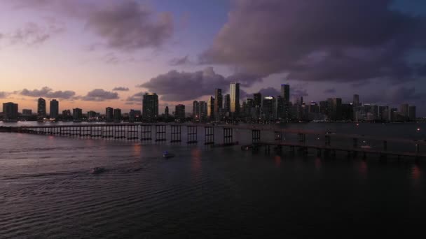 Miami vid kvällsskymningen. Flygutsikt. Florida, USA — Stockvideo