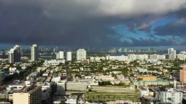 Miami ve Stormy Sky. Aerial View, ABD