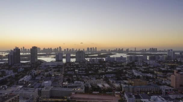 Miami Skyline bei Sonnenuntergang. Luftaufnahme, USA — Stockvideo