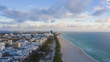 Miami Plajı, Okyanus ve Sabah Bulutları. Hava Görünümü