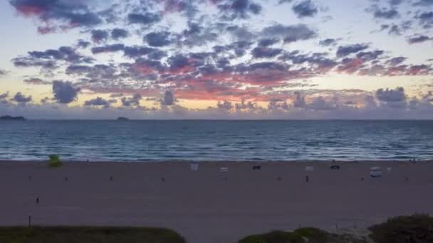 Miami Plajı, Okyanus ve Bulutlar Sunrise 'da. Hava Görünümü — Stok video