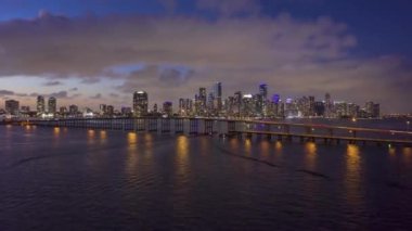 Miami, Akşam Alacakaranlığı 'nda. Hava görüntüsü. Florida, ABD