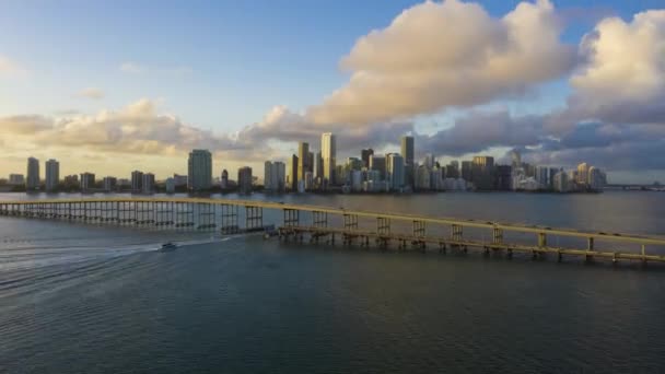 Miami en Sunset. Vista aérea. Florida, Estados Unidos — Vídeos de Stock