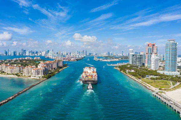 Sunny Day, ABD 'de Büyük Konteyner Gemisi Harbor ve Miami City' ye giriş yapıyor. Hava Görünümü