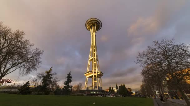 SEATTLE, USA - FEBRUARY 4, 2021: Seattle Space Needle Tower. Day to Night Time Lapse — Stockvideo