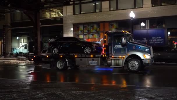 CHICAGO, USA - 28 GENNAIO 2021: Il camion trainerà un'auto nella notte d'inverno — Video Stock