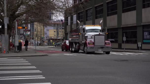 SEATTLE, USA - FEBRUARY 4, 2021: Truck on Seattle Streets — Stock Video