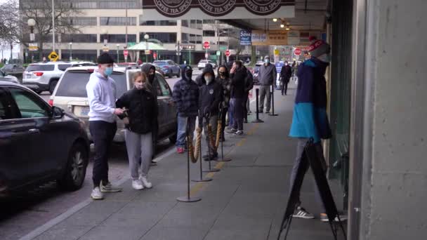 SEATTLE, USA - FEBRUARY 4, 2021: People Wearing Masks are lined up on Sidewalk Waiting to enter to a Cafe — Stock Video