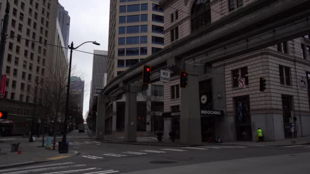 SEATTLE, EE.UU. - 4 DE FEBRERO DE 2021: Seattle Monorail and Road — Vídeos de Stock