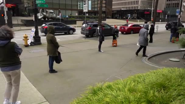 SEATTLE, EUA - FEVEREIRO 4, 2021: As pessoas que usam máscaras estão alinhadas esperando para entrar em um LIbrary — Vídeo de Stock