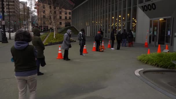 SEATTLE, USA - February 4, 2021: Οι άνθρωποι με μάσκες περιμένουν στην ουρά για να εισέλθουν σε μια βιβλιοθήκη — Αρχείο Βίντεο