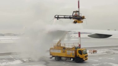 MOSCOW, RUSSIA - 20 HAZİRAN 2021: Sheremetyevo Havalimanı 'nda Kış Günü Uçak Kanadı' nda buzdan arındırma