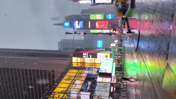 NEW YORK CITY, USA - 21. JANUAR 2021: Der Times Square im Wintermorgen. Schneegestöber. Vertikales Video. Schwenken — Stockvideo