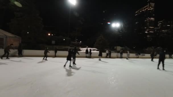 न्यूयॉर्क सिटी, यूएसए जानेवारी 22, 2021: रात्री सेंट्रल पार्कमध्ये वॉलमॅन रिंकवर आइस-स्केटिंग. पहिला बिंदू पहा — स्टॉक व्हिडिओ