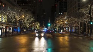 Chicago, ABD - 25 Ocak 2021: Kış Gecesi Şikago Muhteşem Mil 'de trafik. Zaman Süreleri