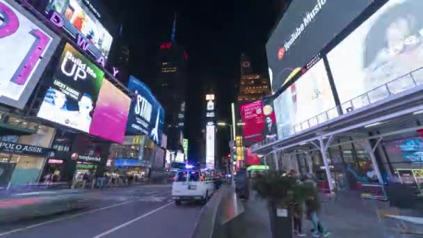 НЬЮ-ЙОРК Сити, США - 23 ЯНВАРЯ 2021: Автомобильное движение и люди на Таймс-сквер ночью. Время покажет — стоковое видео