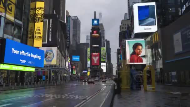 NEW YORK CITY, USA - JANUÁR 23, 2021: Autók forgalom és az emberek a Times Square-en a felhős reggel. Időeltolódás — Stock videók