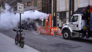 New York Şehri, ABD - 23 Ocak 2021: Buhar buharı turuncu ve beyaz bir yığından dışarı sızıyor. Yol ve Kamyon