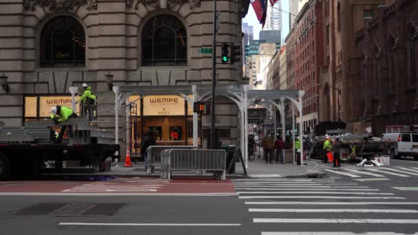 NEW YORK CITY, USA - JANUARI 23, 2021: Bouwvakkers steigers in Manhattan. — Stockvideo