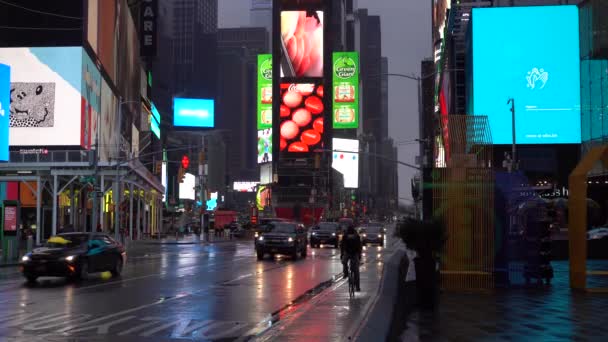 NEW YORK CITY, USA - 23 gennaio 2021: Traffico automobilistico e ciclista a Times Square la mattina nuvolosa — Video Stock