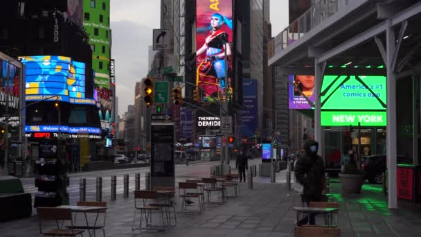 NEW YORK CITY, USA - JANUÁR 23, 2021: Álarcot viselő emberek a Times Square-en a felhős reggelen — Stock videók