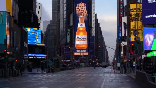 NEW YORK CITY, USA - 23 GENNAIO 2021: Traffico automobilistico e persone attraversano le strade di Times Square il giorno nuvoloso — Video Stock