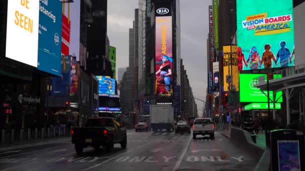 NEW YORK CITY, USA - JANUARI 23, 2021: Auto 's en mensen op Times Square op bewolkte ochtend — Stockvideo