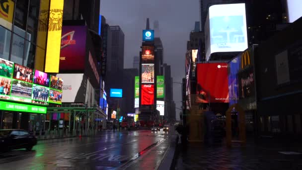 NEW YORK CITY, USA - 23 gennaio 2021: Traffico automobilistico e persone a Times Square la mattina nuvolosa — Video Stock