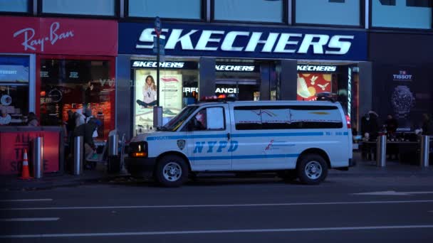 NEW YORK CITY, USA - JANUARI 23, 2021: New York Police Department Van Car at Times Square at Night — Stockvideo