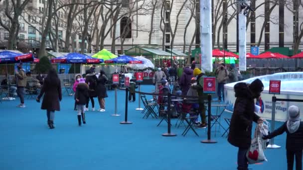 NEW YORK CITY, USA - JANUARI 23, 2021: Mensen dragen maskers in Bryant Park op winterdag — Stockvideo