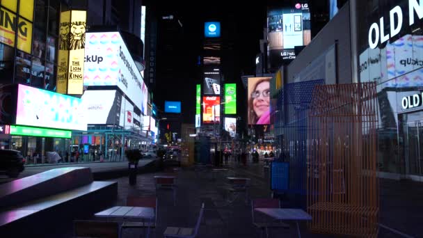 NEW YORK CITY, USA - JANUARI 23, 2021: Mensen en auto 's verkeer op Times Square' s nachts — Stockvideo