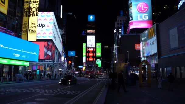 ニューヨーク市- 2021年1月23日:夜のタイムズ・スクエアでの人と車の交通 — ストック動画