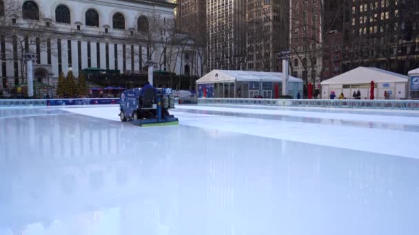 NEW YORK CITY, USA - JANUÁR 23, 2021: Jégfeltaláló a Bryant Park jégtakarítása és simítása a téli napon — Stock videók