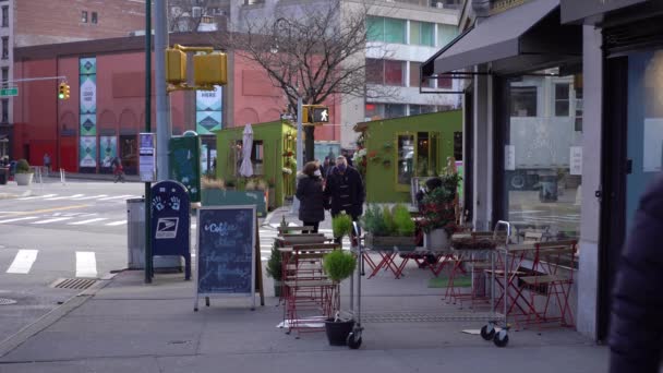 NOVA CIDADE DA IORQUE, EUA - JANEIRO 23, 2021: Pessoas vestindo máscaras no bairro de Greenwich Village no dia de inverno — Vídeo de Stock