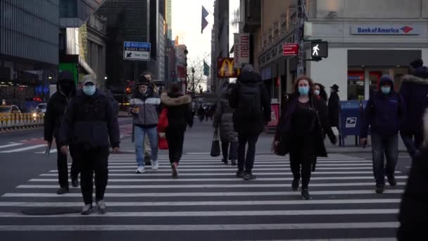 뉴 우요 오크 시, 2021 년 1 월 23 일 : 맨 해 턴 의 어느 거리를 횡단하는 마스크 를 쓴 사람들 — 비디오