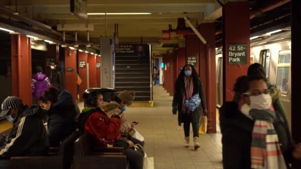 NEW YORK CITY, USA - 21 GENNAIO 2021: Le persone sulla 42 Street Subway Station indossano maschere — Video Stock