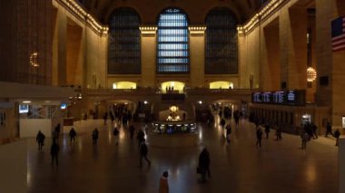 NEW YORK CITY, ABD - 24 HAZİRAN 2021: Coronavirus Salgını sırasında Manhattan 'daki Grand Central Terminalinde Maske Giyen İnsanlar