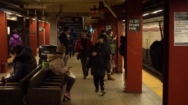 NEW YORK CITY, USA - JANUARY 21, 2021: People on 42 Street Subway Station Wearing Masks — Stock Video