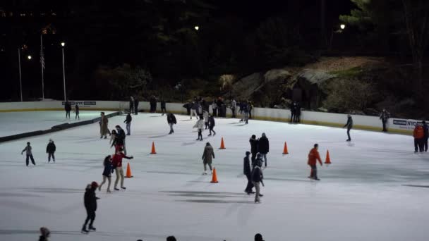 NEW YORK CITY, USA - 22 januari 2021: People Ice-Skating on Wollman Rink i Central Park på kvällen — Stockvideo
