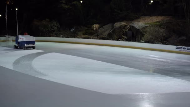 NEW YORK CITY, USA - JANUAR 22, 2021: Ice Resurfacer er Rengøring og udjævning Is på Wollman Rink i Central Park om aftenen – Stock-video