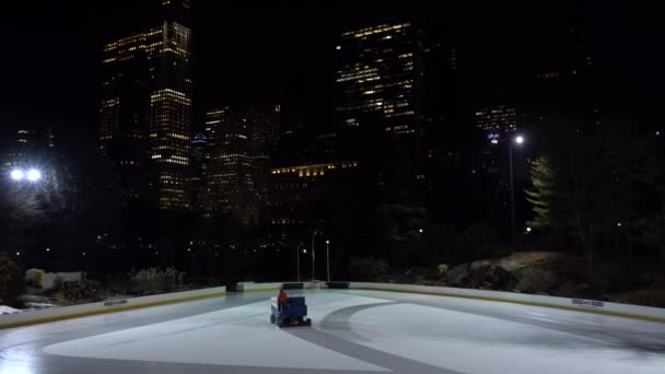 2021年1月22日ニューヨーク市:アイス・リザーバーは、夕方にセントラル・パークのウォルマン・リンクの清掃とスムーズな氷です。ミッドタウン・シティ — ストック動画