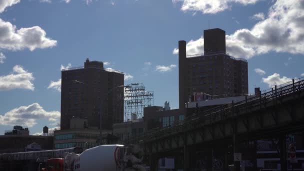 НЬЮ-ЙОРК Сити, США - 24 ЯНВАРЯ 2021: Поезд метро проходит мимо в Уильямсбурге в солнечный день — стоковое видео