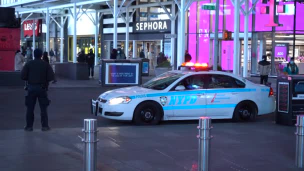 ΝΕΑ ΥΟΡΚΗ, ΗΠΑ - 23 ΙΑΝΟΥΑΡΙΟΥ 2021: Αστυνομικό Τμήμα Νέας Υόρκης Αυτοκίνητο Sedan στην Times Square τη νύχτα — Αρχείο Βίντεο