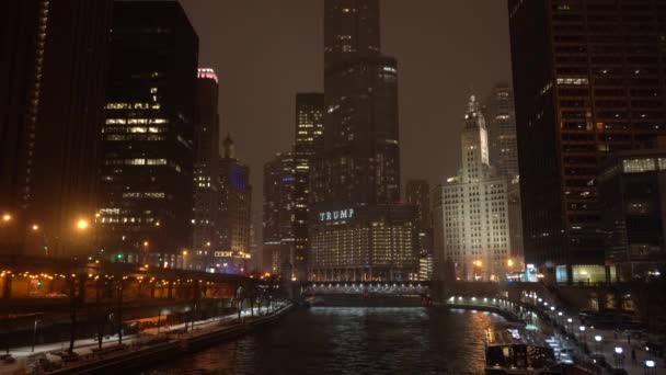 CHICAGO, USA - JANUÁR 25, 2021: Chicago folyó és városkép a téli éjszakán — Stock videók