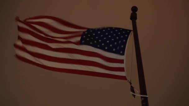 Amerykańska flaga w nocy podczas silnego wiatru — Wideo stockowe