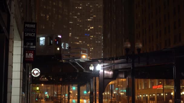 CHICAGO, USA - JANUARY 25, 2021: Elevated Chicago L Train in Chicago Loop at Winter Night. Сніг. — стокове відео